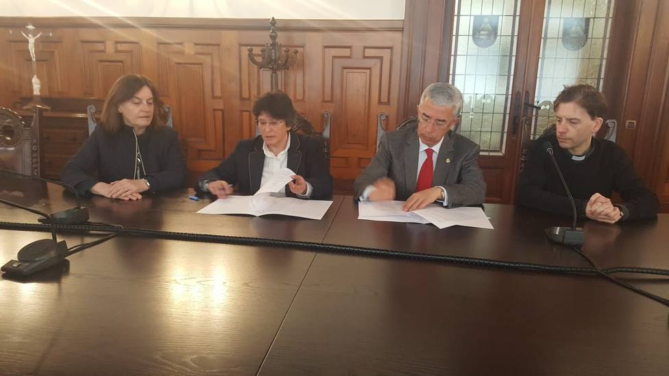 La alcaldesa Pilar Díaz firmó el protocolo con el ecónomo del Arzobispado de Santiago de Compostela