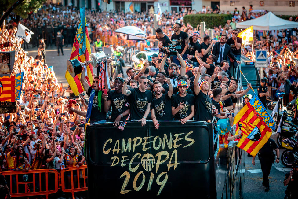 Mestalla agasaja a sus campeones y festeja a lo grande la copa del centenario (EFE)