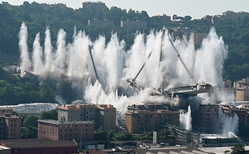 La espectacular demolición del puente Morandi en Génova