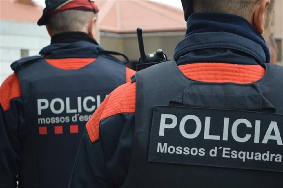 Los Mossos dEsquadra llevando a cabo un operativo policial