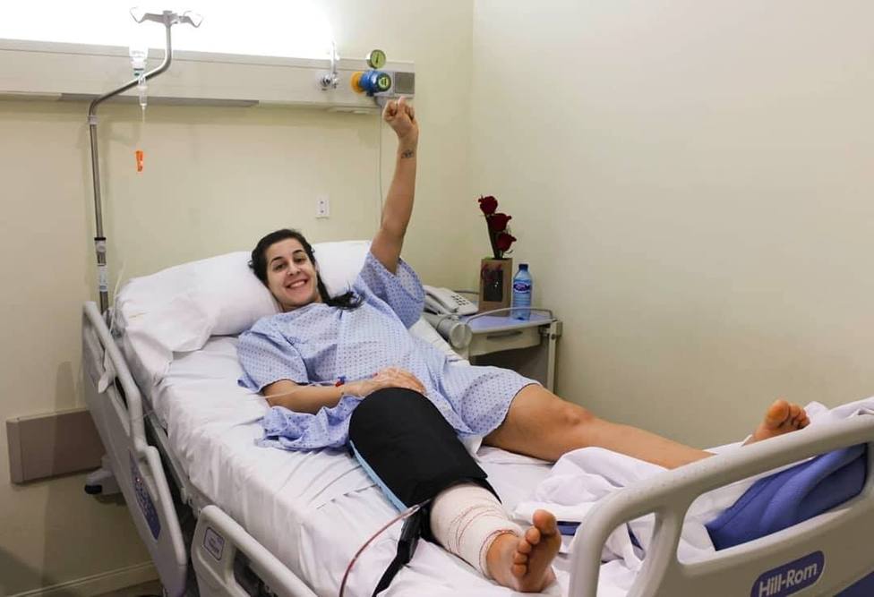 Carolina en el hospital tras su operación de rodilla