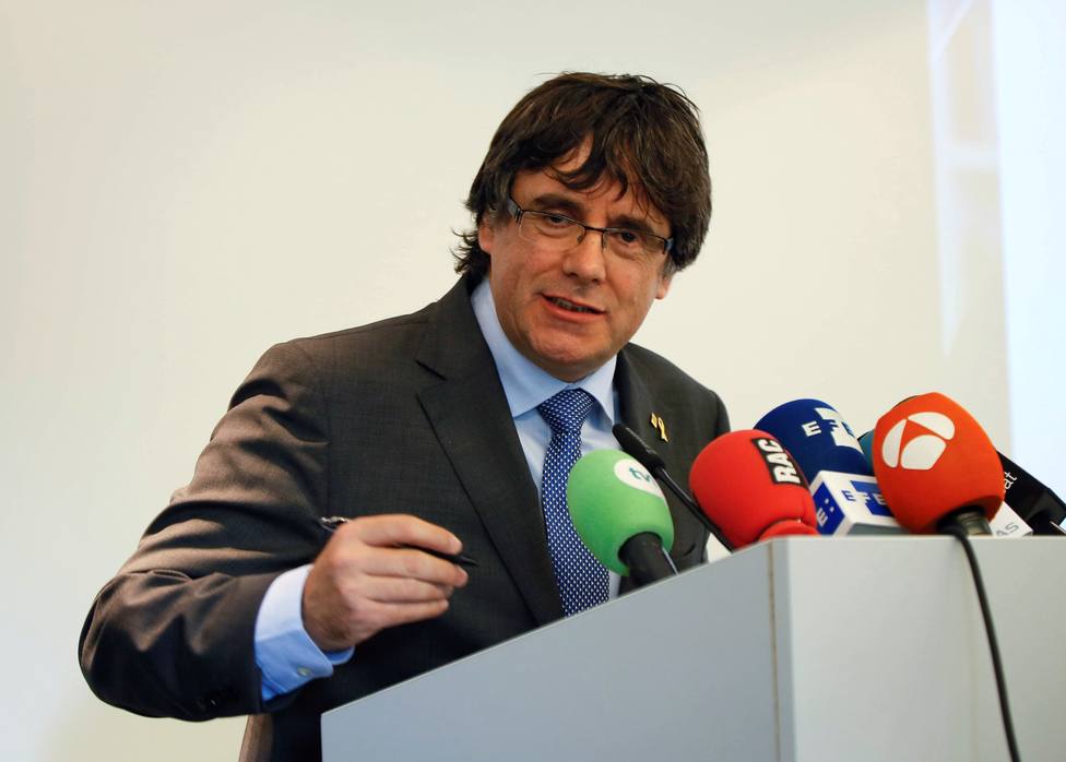 Puigdemont dice que corresponde al Parlamento decidir si debe dejar su escaño
