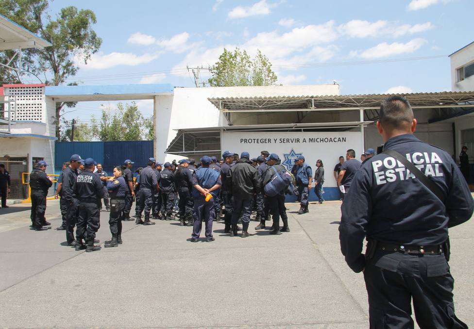 Mueren 14 policías emboscados por pistoleros en Michoacán, México