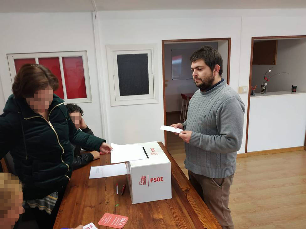 José López Villar ejerciendo su derecho al voto en unas primarias del PSOE de Narón