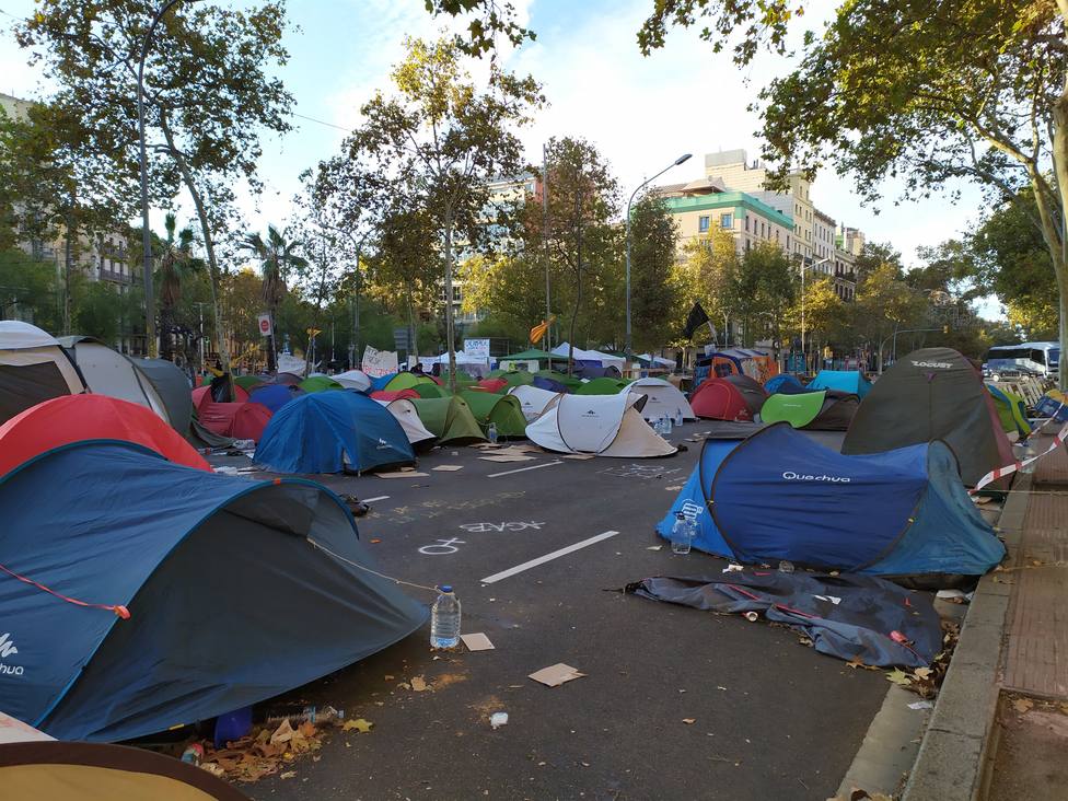 División entre los estudiantes de plaza Universitat de Barcelona sobre si levantar la acampada