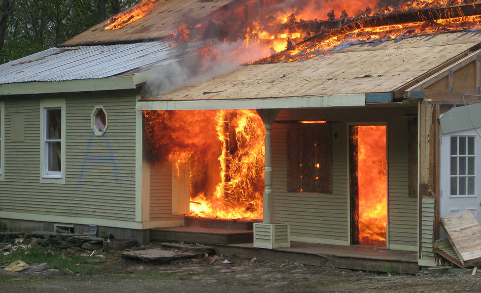 Un niño salva a su familia de un incendio después de ayudar a su hermana a salir por la ventana