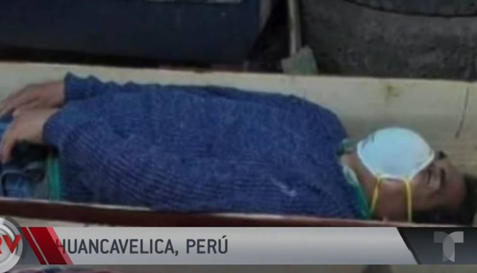 Un alcalde de Perú se hace el muerto en un ataúd para no ser detenido por saltarse el confinamiento