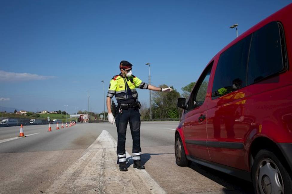 Agente de los Mossos dEsquadra vigilando la entrada de vehículos en el Segriá