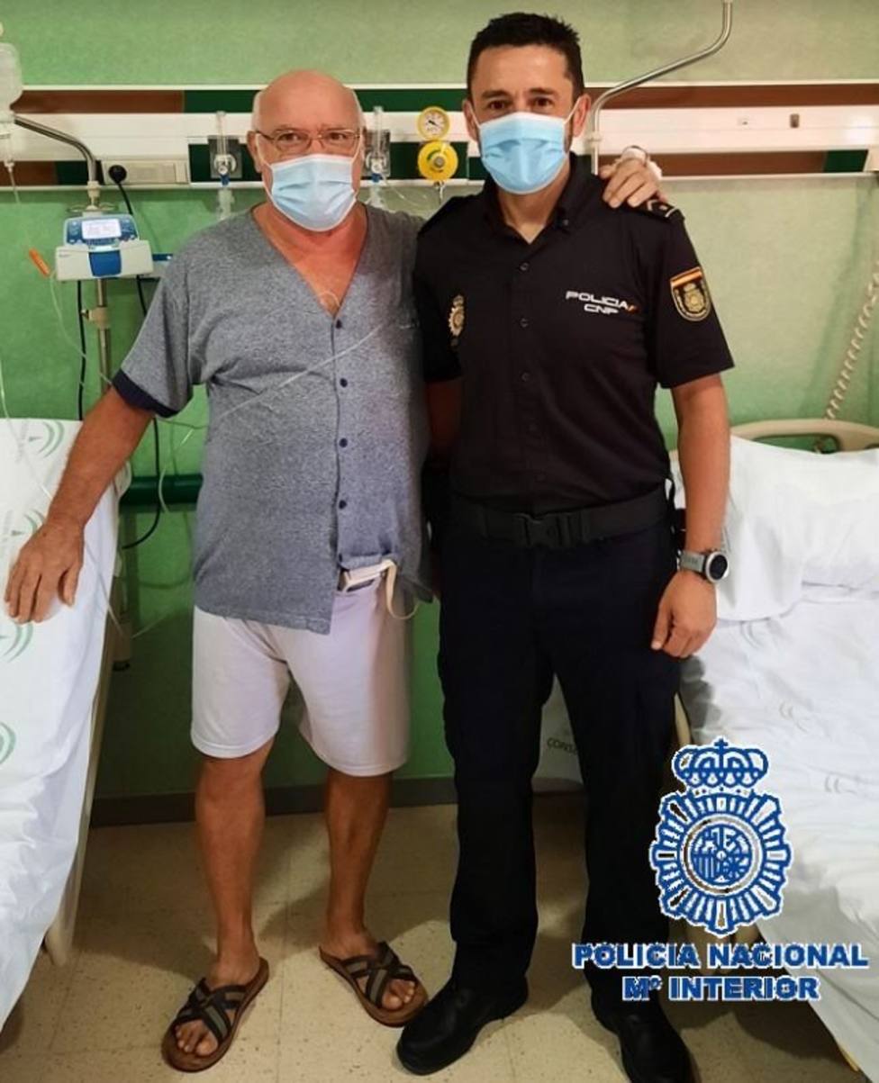 Imagen del Policía Nacional y el hombre al que salvó la vida, ya recuperado.
