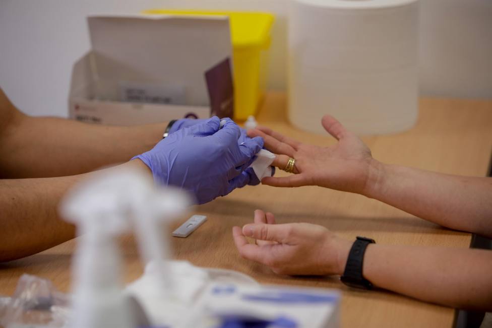 Personal sanitario saca una muestra de sangre para un test de coronavirus
