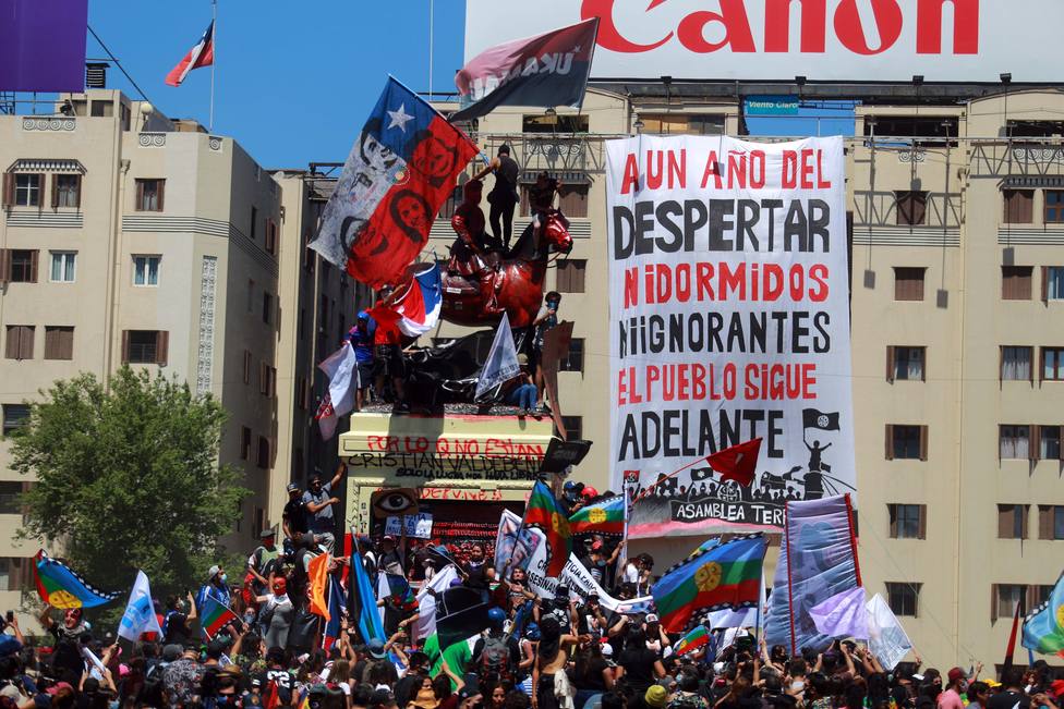 Miles de personas celebran el primer aniversario del inicio de las protestas sociales en Chile