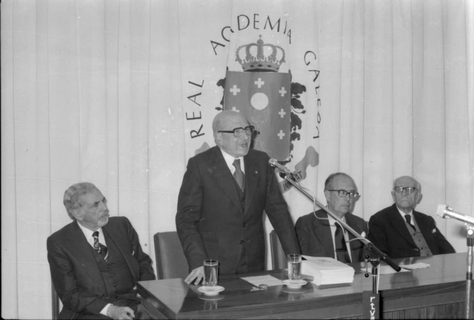 Foto de archivo de Carvalho Calero, de pie, en el Día das Letras Galegas en 1980 - FOTO: RAG