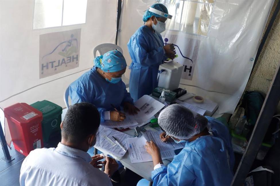 Trabajadores de la salud realizan pruebas de covid-19 en Colombia