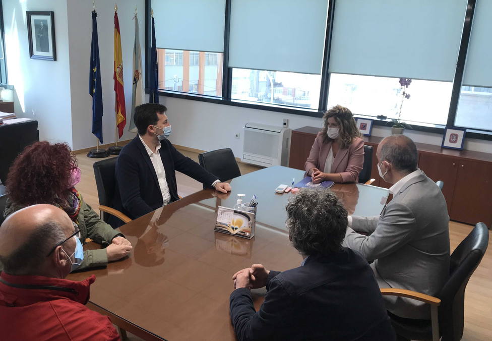 Reunión entre Gonzalo Caballero, Marián Ferreiro y miembros de la corporación local. FOTO: Concello Narón