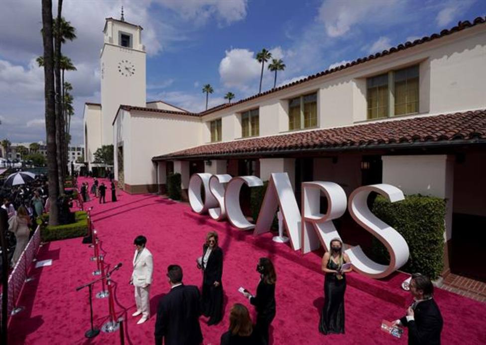 Sin mascarillas y más vacía que nunca así ha sido la alfombra roja de los Oscar de este 2021