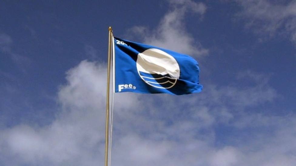 Seis municipios reciben las 32 banderas azules que este verano distinguirán sus playas y puertos deportivos