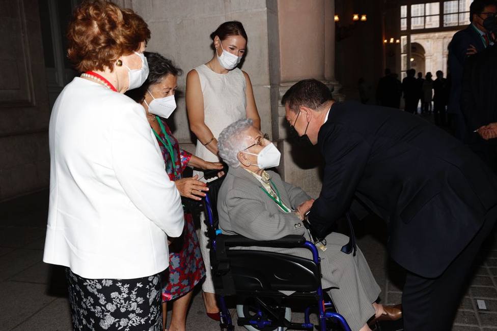 El presidente Emiliano García-Page recibe a Araceli durante el homenaje a las víctimas por la COVID