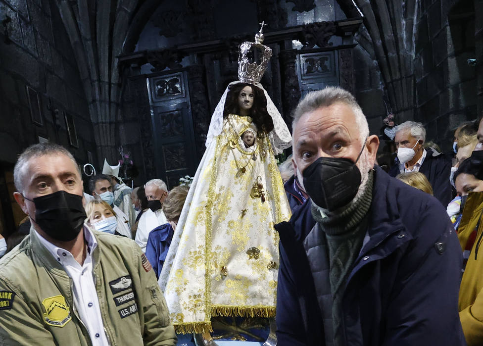 La Virgen de Nordés portada por fieles el pasado Lunes de Pascua - FOTO: EFE / Kiko Delgado