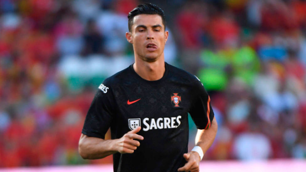 Cristiano Ronaldo, calentando durante un partido con la Selección portuguesa. CORDONPRESS