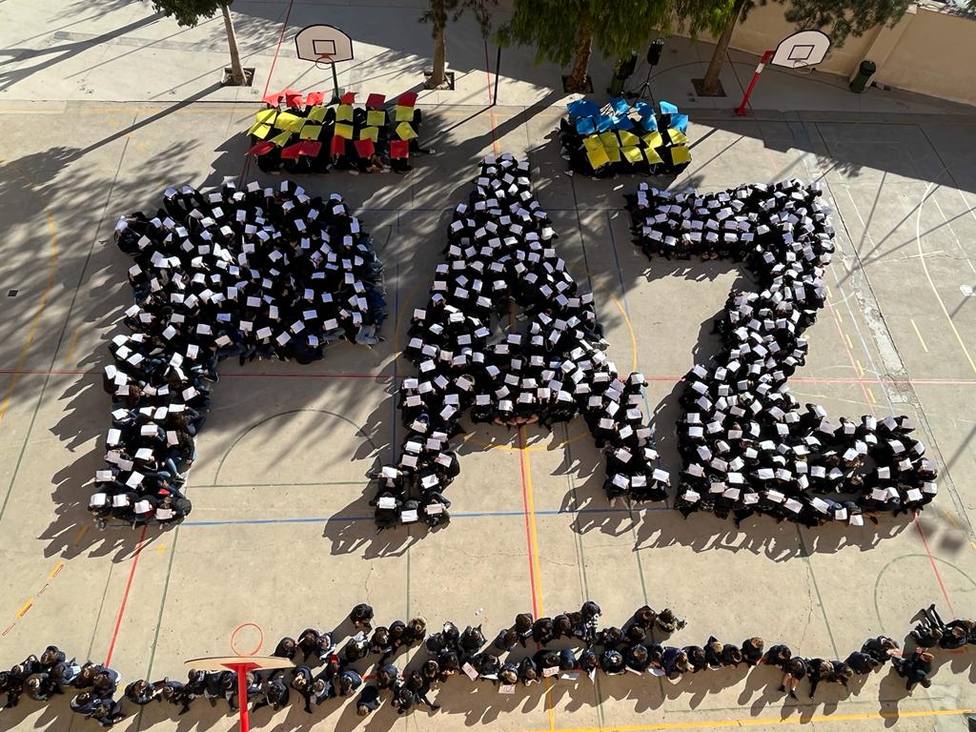 Más de 700 niños del Colegio San Francisco de Asís de Lorca celebran el Día de la Paz