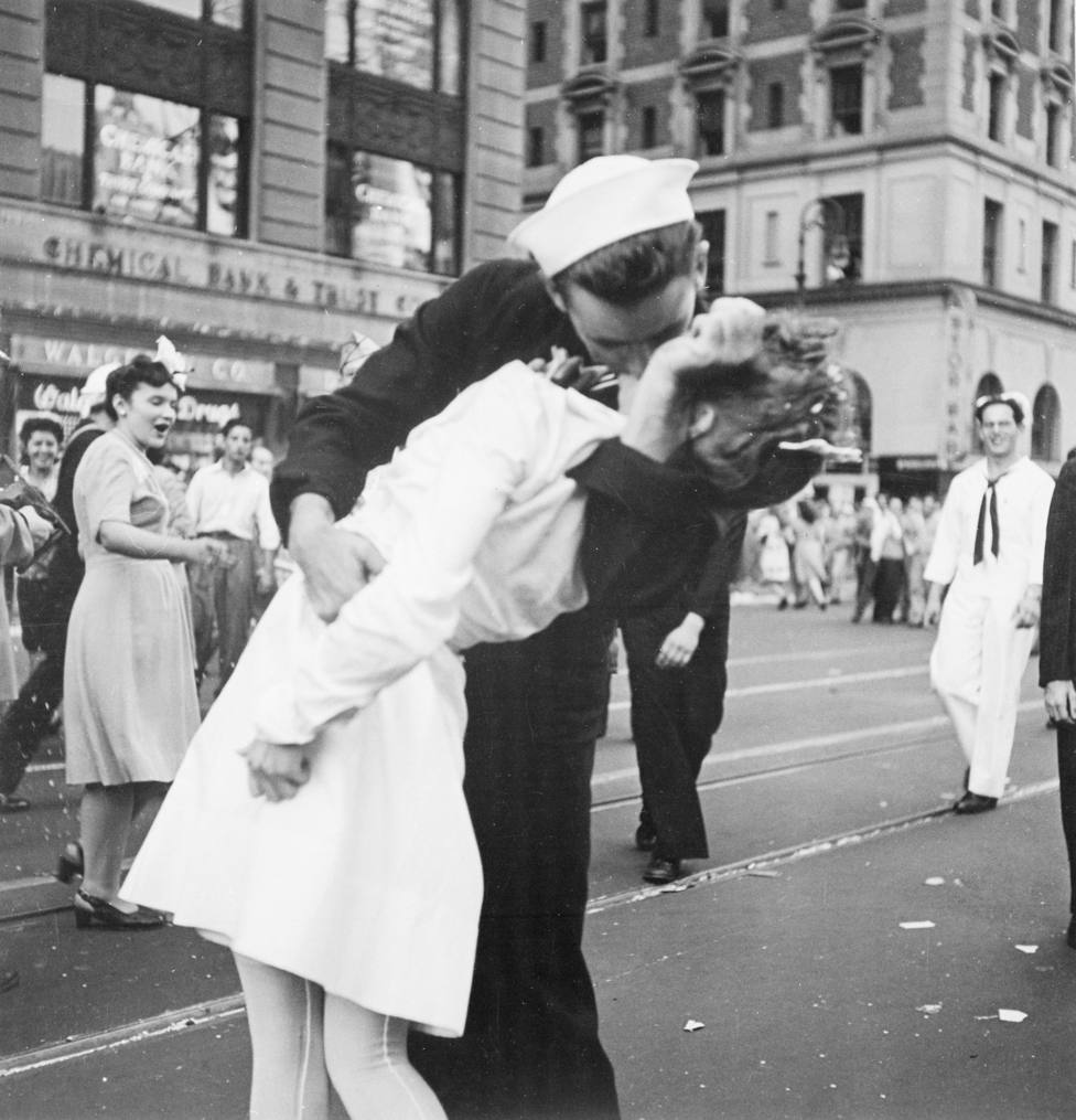 Famosa foto del beso del marinero y una enfermera en Nueva York tras el fin de la II Guerra Mundial