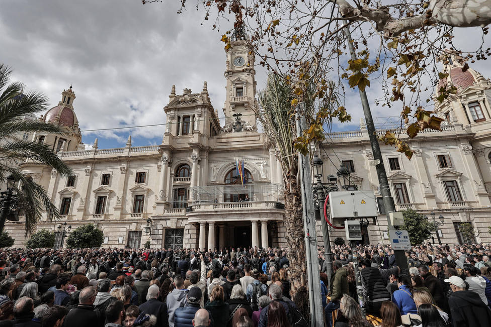 La plaza del Ayuntamiento de València guarda silencio por las víctimas del incendio