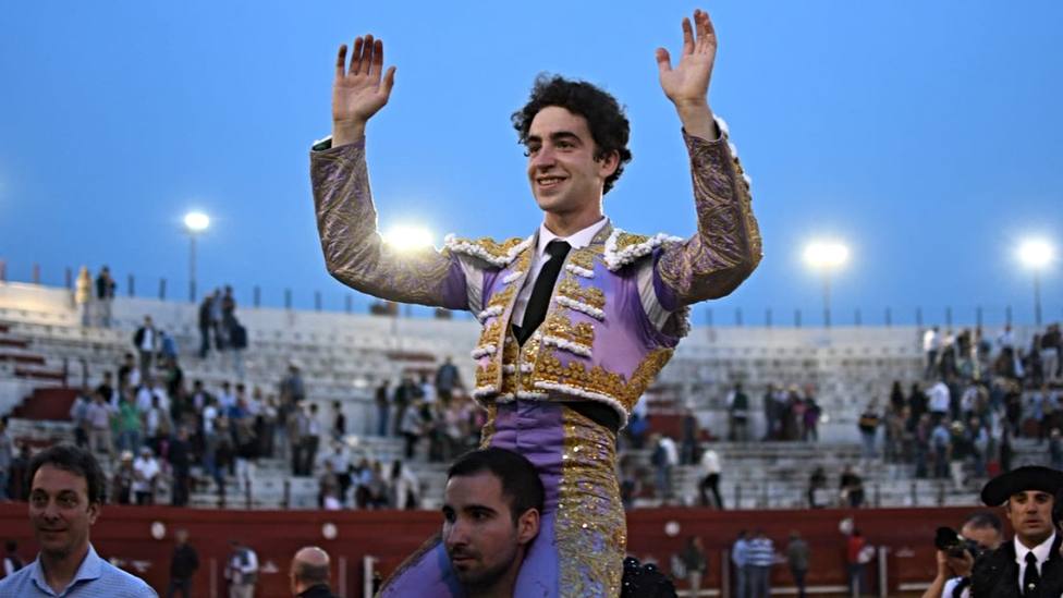 Víctor Hernández en su salida a hombros este sábado en Torres de la Alameda (Madrid)