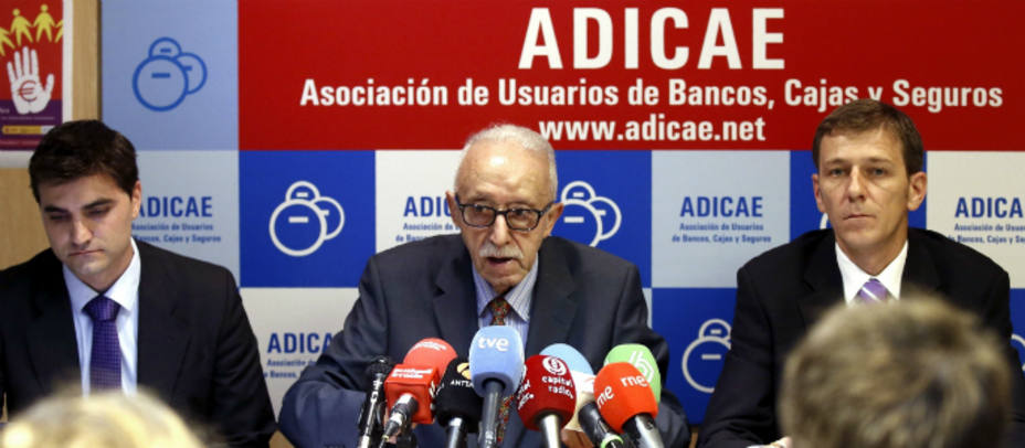 Manuel Pardos en la rueda de prensa de Adicae. EFE