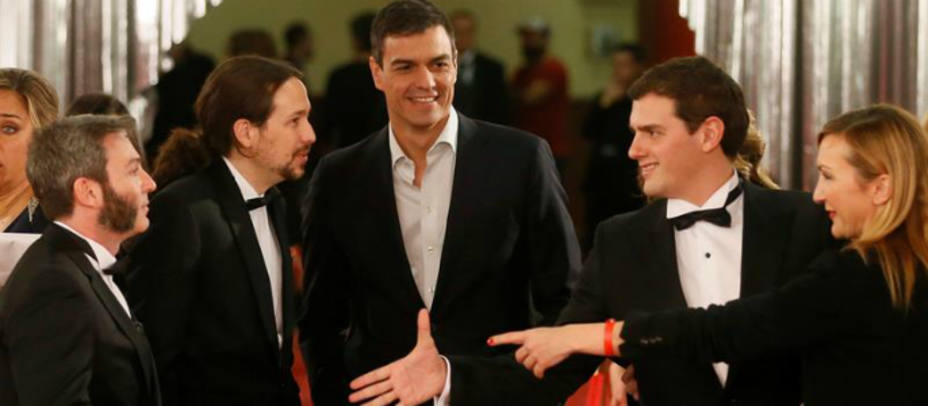 Los políticos (i-d) Pablo Iglesias, Pedro Sánchez y Albert Rivera a su llegada a la ceremonia de la 30 edición de los Premios Goya, que entrega la Academia de Cine, celebrada en el Hotel Auditorium de Madrid. EFE/Juanjo Martín