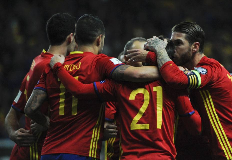 Los jugadores de España celebran el gol de Silva