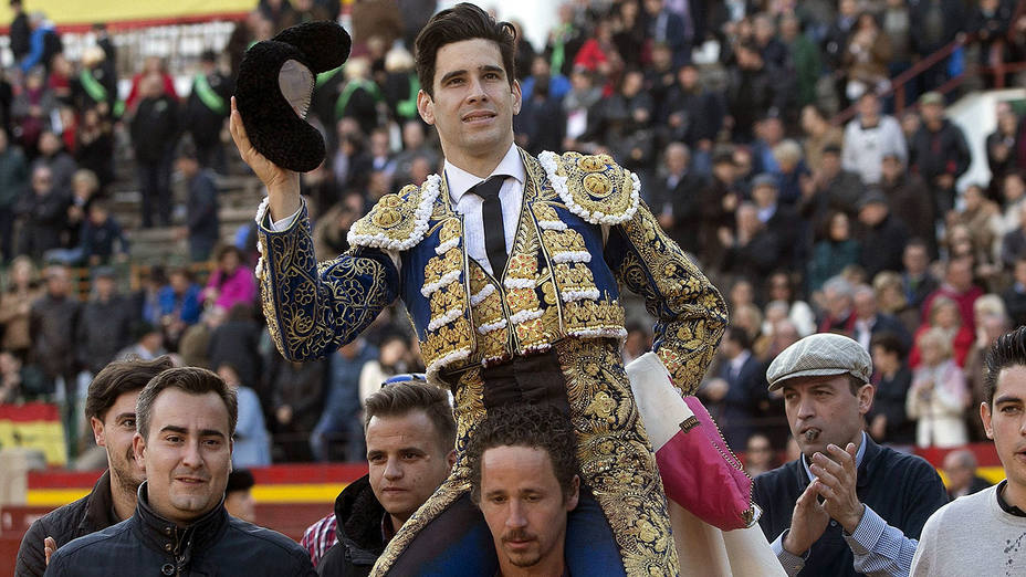 Alberto López Simón en su salida a hombros este domingo en el último festejo de la Feria de Castellón. EFE