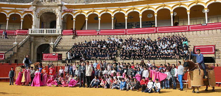 Los estudiantes se fotografiaron en la Real Maestranza tras participar en el Taller de Tauromaquia. TOROMEDIA
