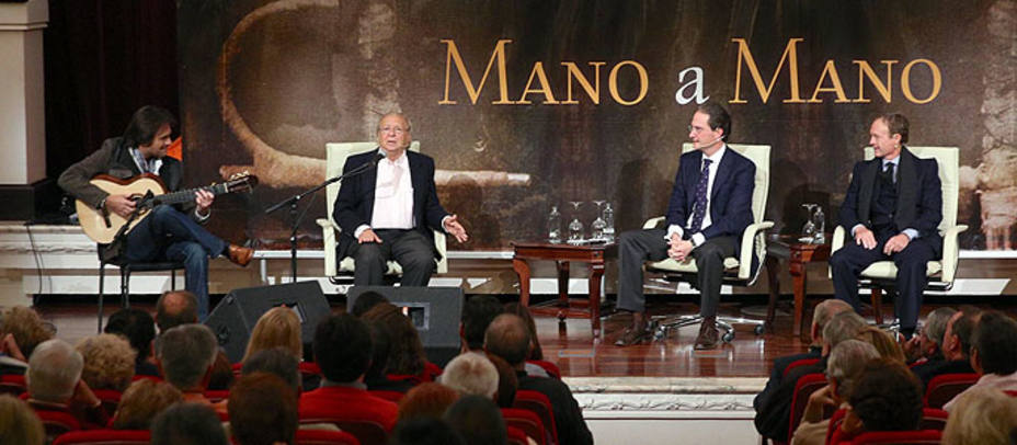 El Lebrijano y Pepe Luis Vázquez durante el 30 Mano a mano de Cajasol en Sevilla. TOROMEDIA