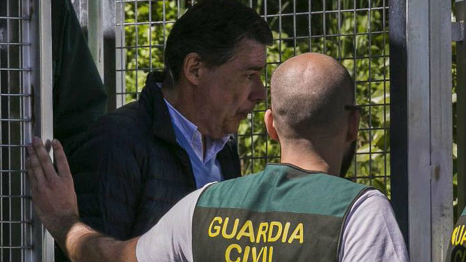 Ignacio González custodiado por miembros de la UCO tras su detención