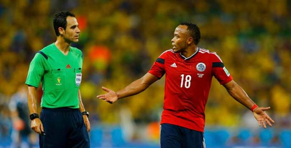 El colombiano Camilo Zúñiga podría ser sancionado por la FIFA. Reuters.