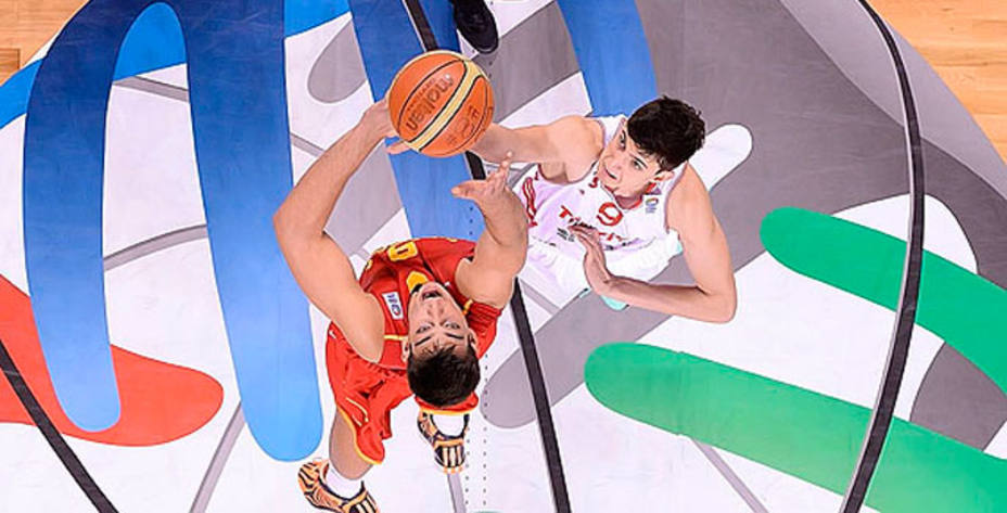 España y Turquía en la final del europeo sub?20 de baloncesto. (Foto: FIBA)