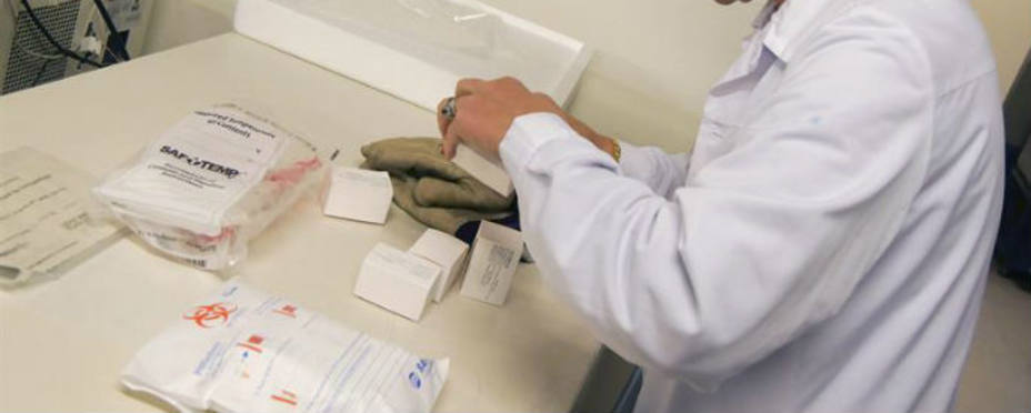 Una empleada comprueba un paquete de una vacuna experimental contra el ébola llamada VSE-EBOV. EFE