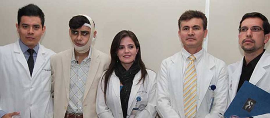 Juan Luis Silis junto a los médicos que le han atendido tras su grave cornada. SUERTE MATADOR