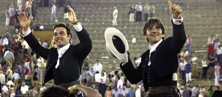 Andy Cartagena y Diego Ventura en su salida a hombros del coso de Algeciras. EFE