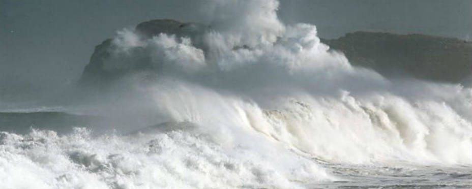 La isla de Mouro batida por las olas, en la capital cántabra. EFE