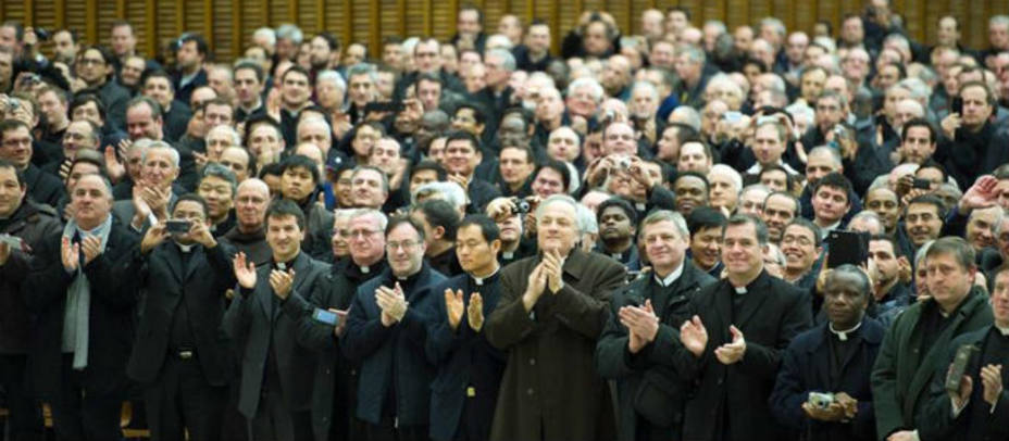 Los sacerdotes aplaudiendo la llegada del papa Bendicto XVI. EFE