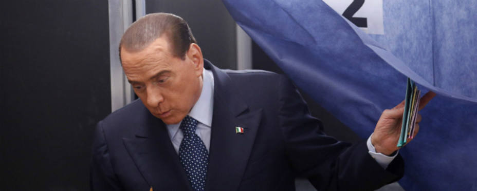 Silvio Berlusconi en el momento de ir a votar. REUTERS