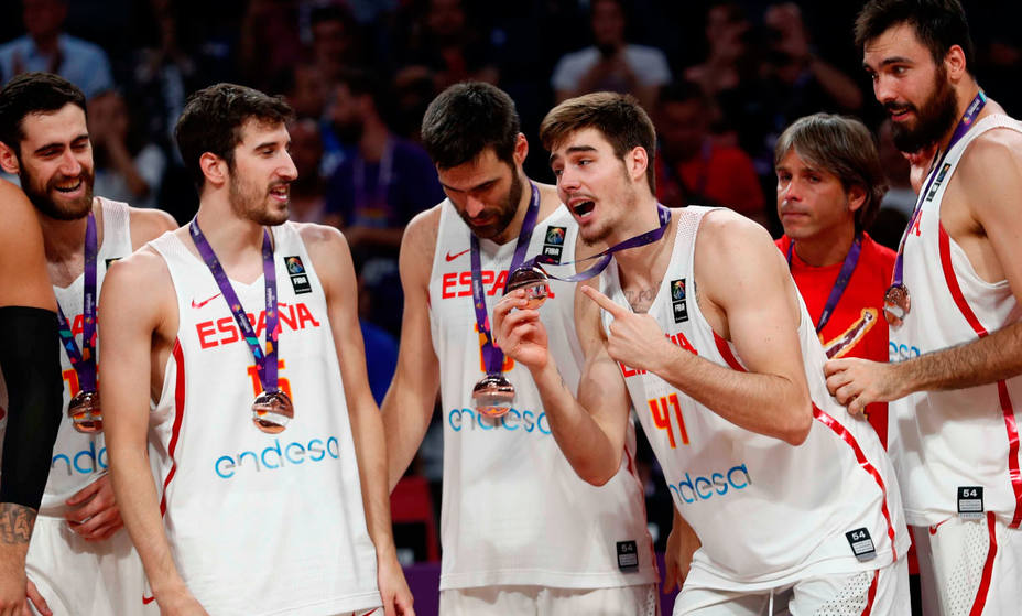 España celebra la medalla de bronce del Eurobasket. REUTERS