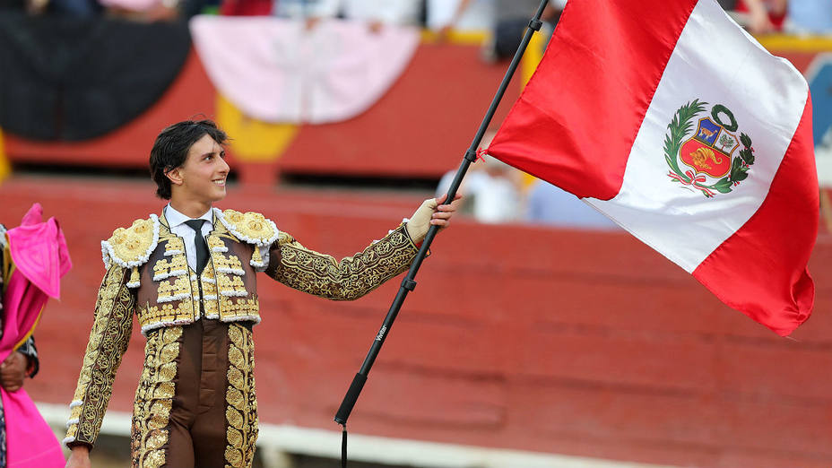 Andrés Roca Rey con la bandera de Perú durante su última tarde en la plaza de Acho