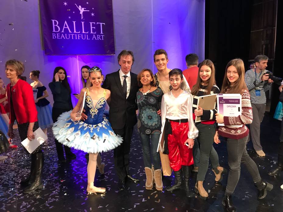 Integrantes del Joven Ballet del Pirineo en San Petersburgo