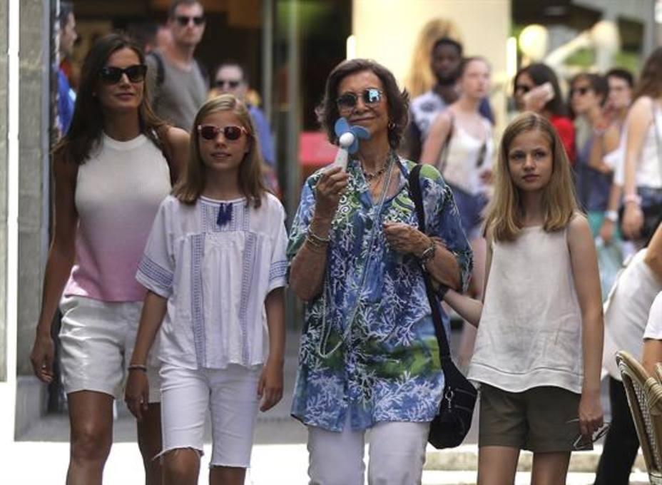 La Reina Letizia, sus hijas y doña Sofía recorren juntas en las calles de Palma