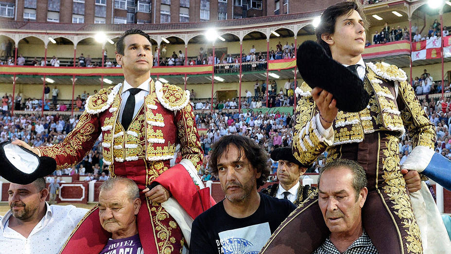 José María Manzanares y Andrés Roca Rey en su salida a hombros este viernes en Valladolid