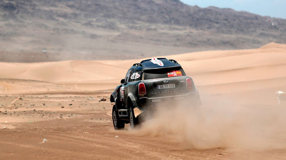 Nani Roma, en su coche en el Rally Dakar 2019. EFE