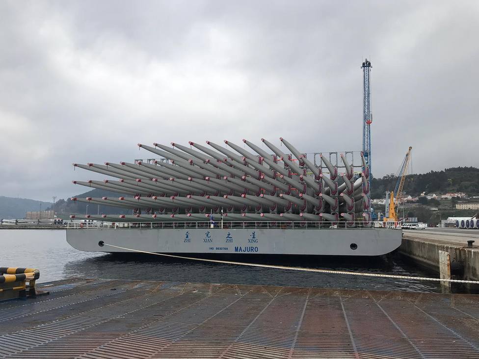 Buque con las palas de aerogenerador atracado en el Puerto de Ferrol