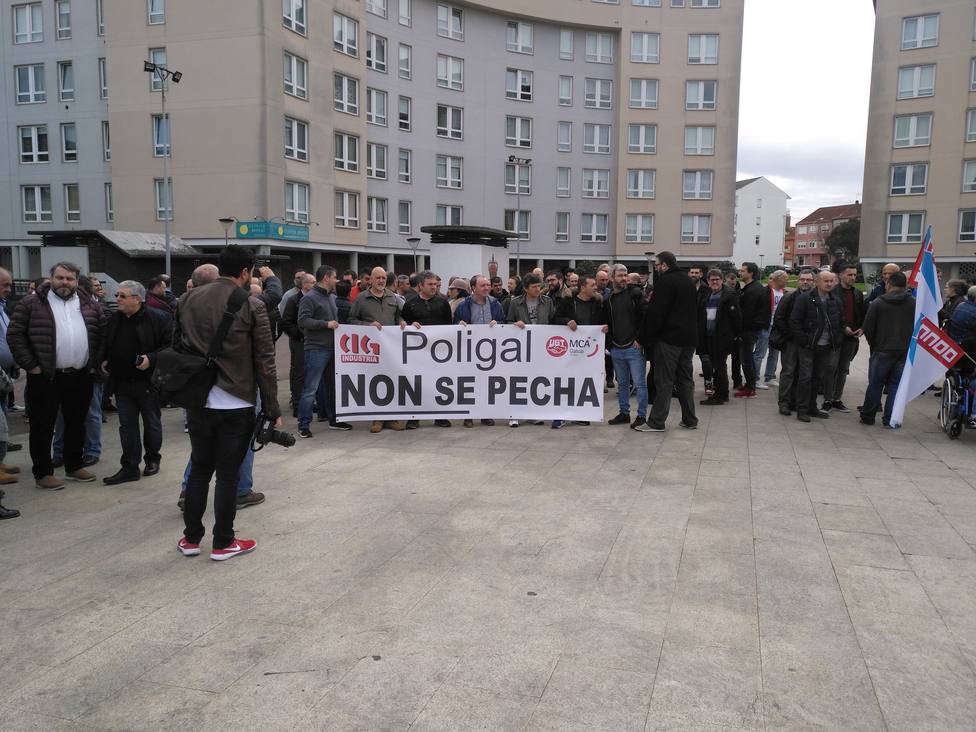 Concentración de trabajadores de Poligal en la plaza de Galicia de Narón